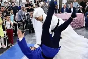 کشتی گرفتن عروس خفن با داماد وسط مراسم!+فیلم