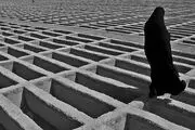 یک نوشته وحشتناک پشت شیشه این مغازه دیده شد+ عکس