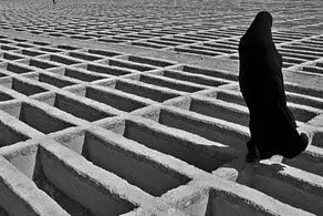 یک نوشته وحشتناک پشت شیشه این مغازه دیده شد+ عکس