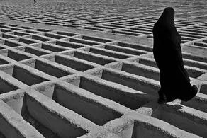 یک نوشته وحشتناک پشت شیشه این مغازه دیده شد+ عکس