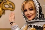 عکس| غوغای خانم بازیگر معروف در کنار ساحل با این تیپ زننده و منشوری!/ بهاره رهنما چشم حاجی را دور دید