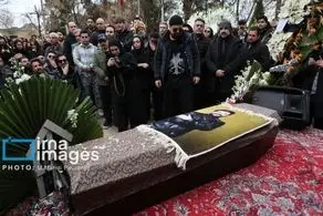 تصاویری از حضور هنرمندان در مراسم خاکسپاری حمید هیراد