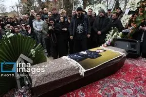 تصاویری از حضور هنرمندان در مراسم خاکسپاری حمید هیراد