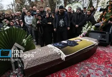 تصاویری از حضور هنرمندان در مراسم خاکسپاری حمید هیراد