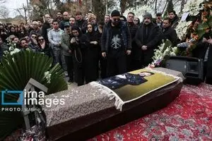 تصاویری از حضور هنرمندان در مراسم خاکسپاری حمید هیراد