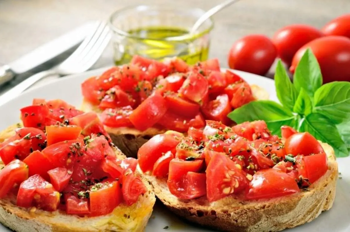 خاصیت بی نظیر مصرف همزمان گوجه فرنگی با این ماده غذایی
