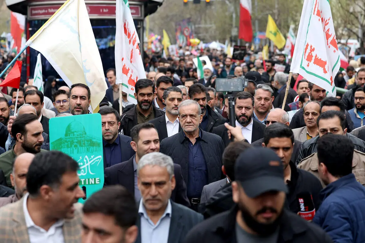 همراهی رئیس‌جمهور با راهپیمایان روز قدس تهران