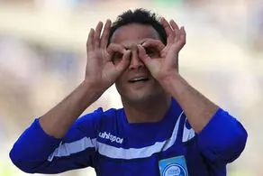 پرسپولیسی‌ها آقای گل استقلال را با خاک یکسان کردند!