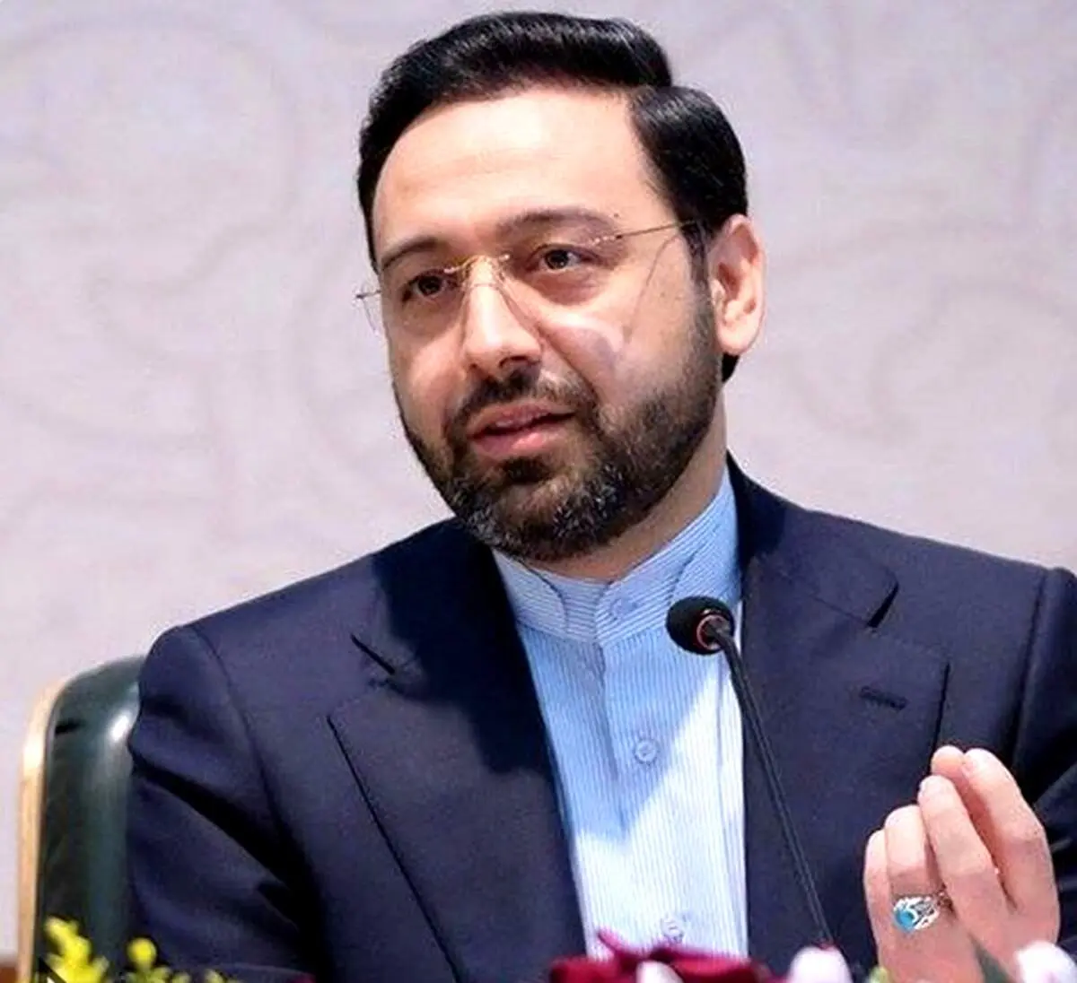 شهید مالک رحمتی استاندار آذربایجان شرقی در کنار همسر و فرزندانش/ عکس