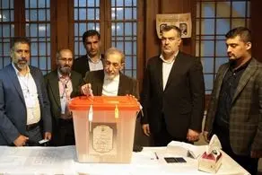 عکس از لحظه رای دادن علی اکبر ولایتی + ببینید 