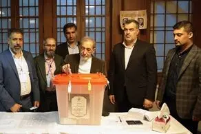 عکس از لحظه رای دادن علی اکبر ولایتی + ببینید 