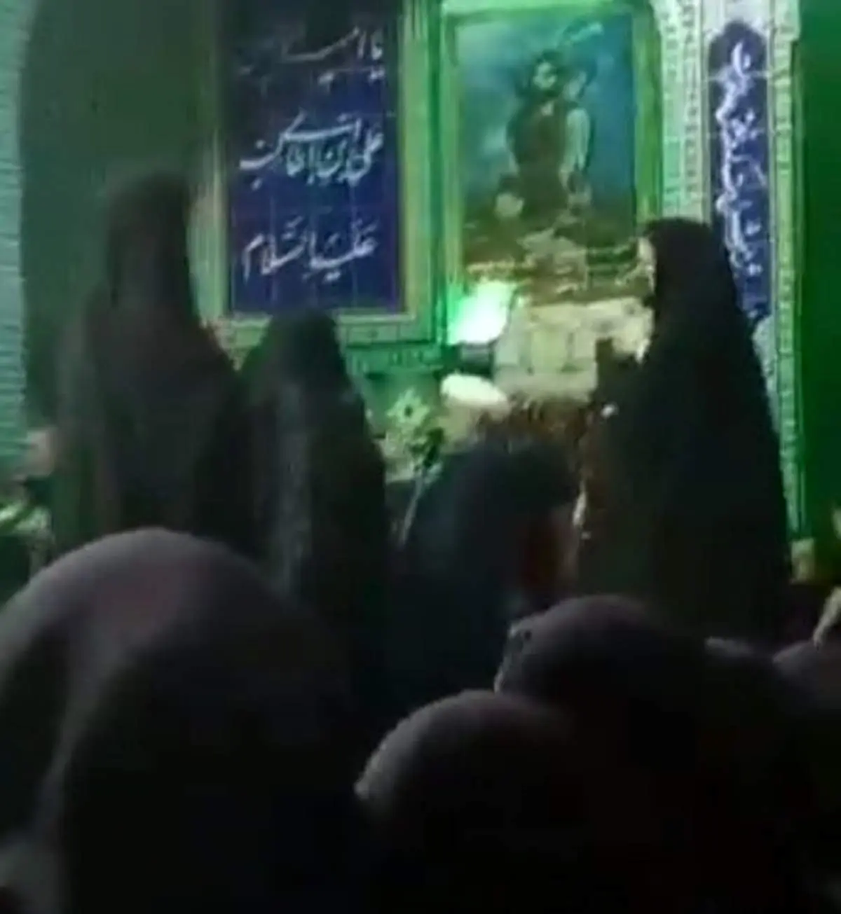 اولین فیلم منتشر شده از درگیری زنان با یک روحانی در حسینیه+ببینید