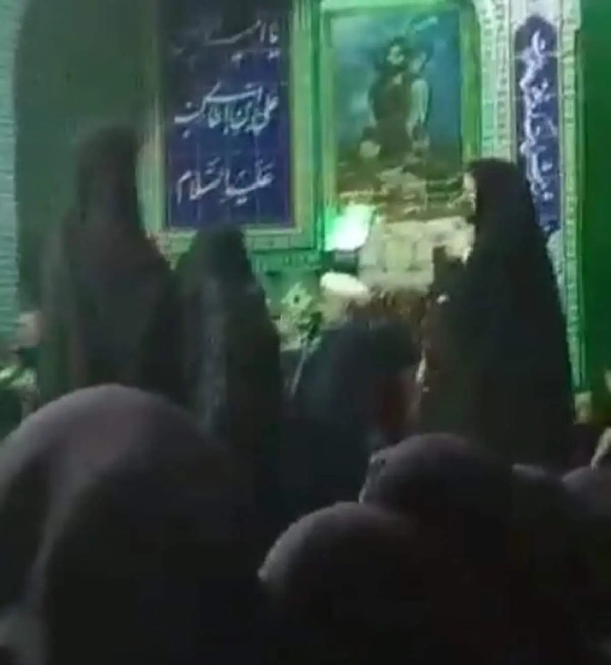 اولین فیلم منتشر شده از درگیری زنان با یک روحانی در حسینیه+ببینید 
