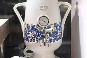اوج خلاقیت خنده دار مرد ایرانی در ساخت سماور از قوطی روغن؛ مغزشو باید از طلا گرفت/ عکس