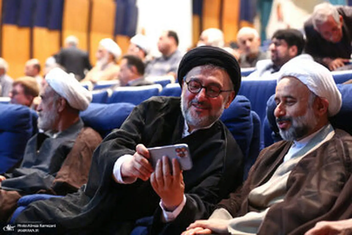 سلفی یک روحانی معروف با آیفون آمریکایی خبرساز شد+ببینید