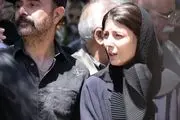 لیلا حاتمی در مراسم خاکسپاری مادرش می خندد یا گریه می کند؟!/ فیلم عجیب