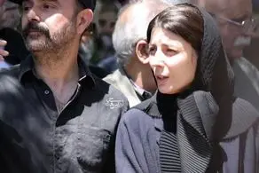 لیلا حاتمی در مراسم خاکسپاری مادرش می خندد یا گریه می کند؟!/ فیلم عجیب