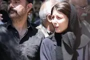 لیلا حاتمی در مراسم خاکسپاری مادرش می خندد یا گریه می کند؟!/ فیلم عجیب
