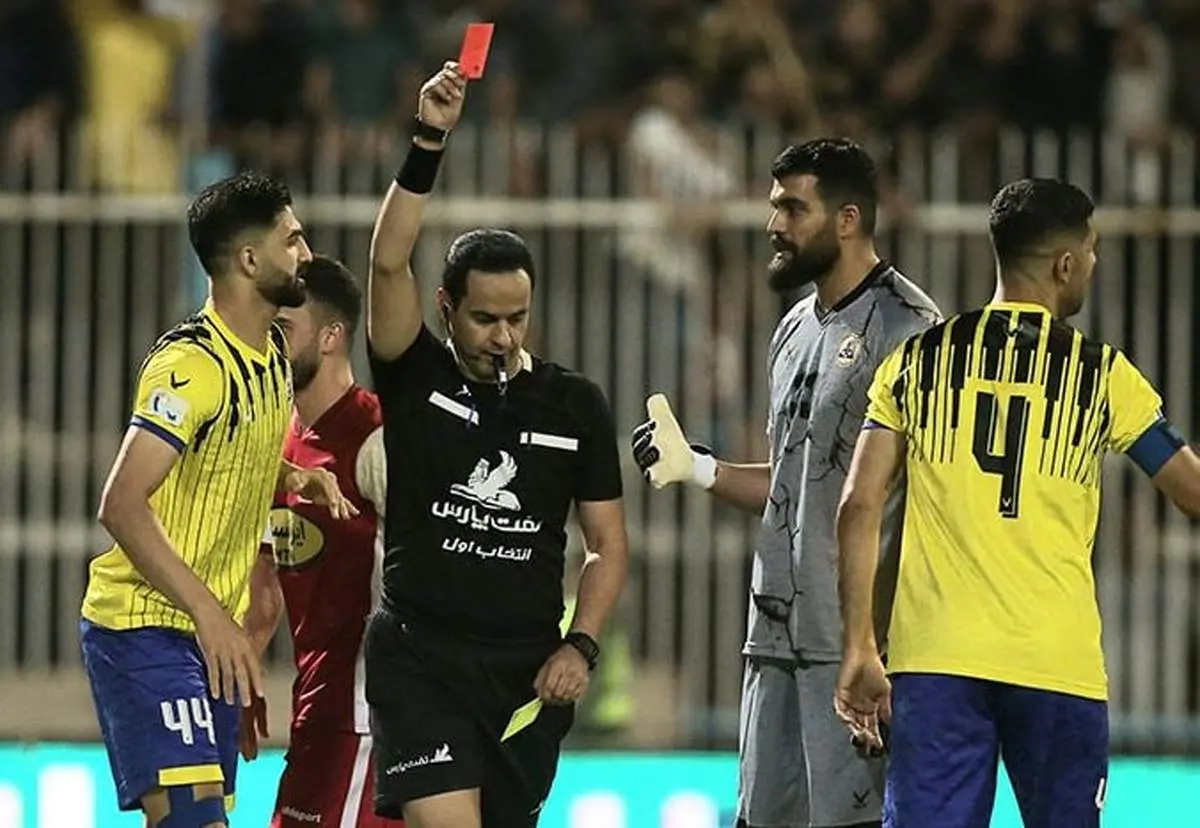 اقدام شبههبرانگیز کمک داور بازی پرسپولیس