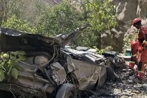 تصاویر باورنکردنی از سقوط وحشتناک لندکروز به داخل دره/هیچی از ماشین نمونده/ببینید