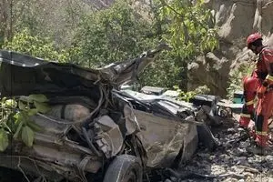 تصاویر باورنکردنی از سقوط وحشتناک لندکروز به داخل دره/هیچی از ماشین نمونده/ببینید