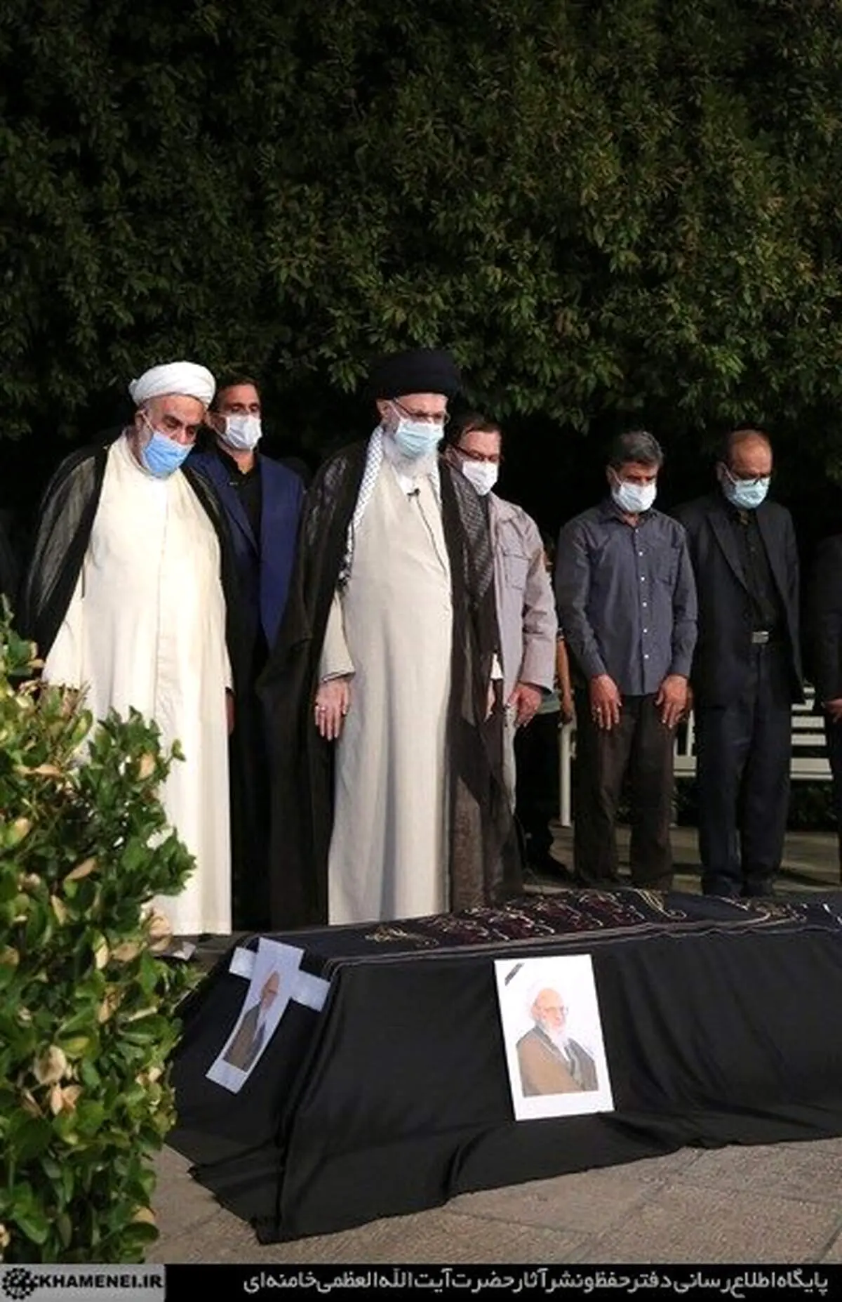 اقامه نماز رهبر انقلاب بر پیکر آیت‌الله حسن‌زاده آمل
