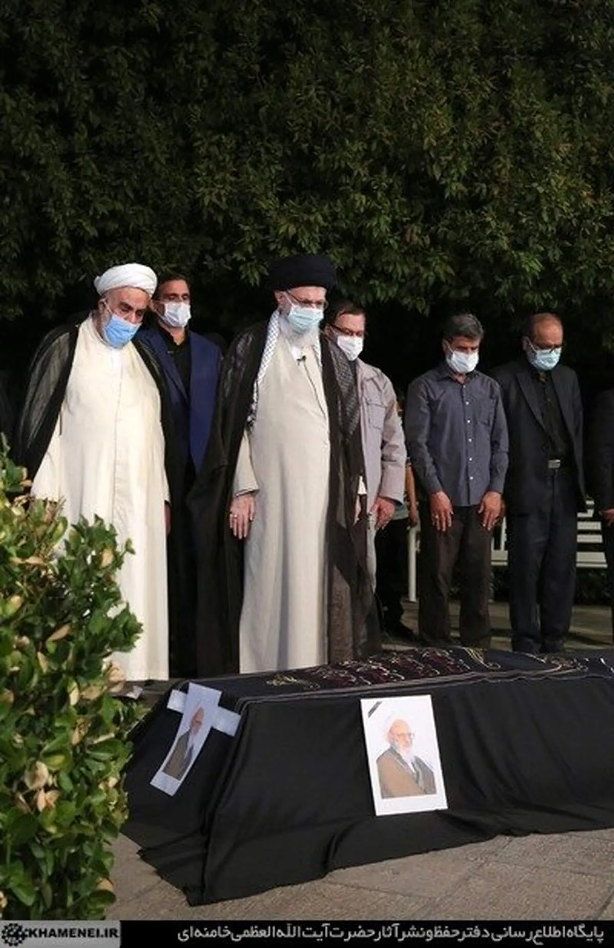 اقامه نماز رهبر انقلاب بر پیکر آیتالله حسنزاده آمل