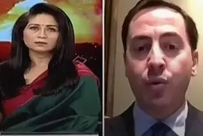 رنگ لباس مجری زن حاشیه‌ساز شد
