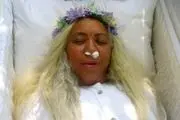 زنی که قبل از مرگ برای خودش مراسم تشییع جنازه گرفت!