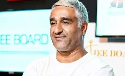 پژمان جمشیدی شاد و خندان به ایران رسید/ عکس