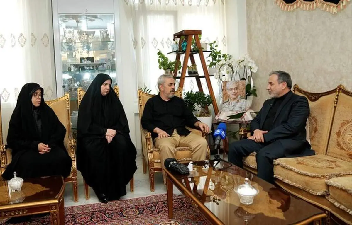 عراقچی به منزل شهید باقری رفت 