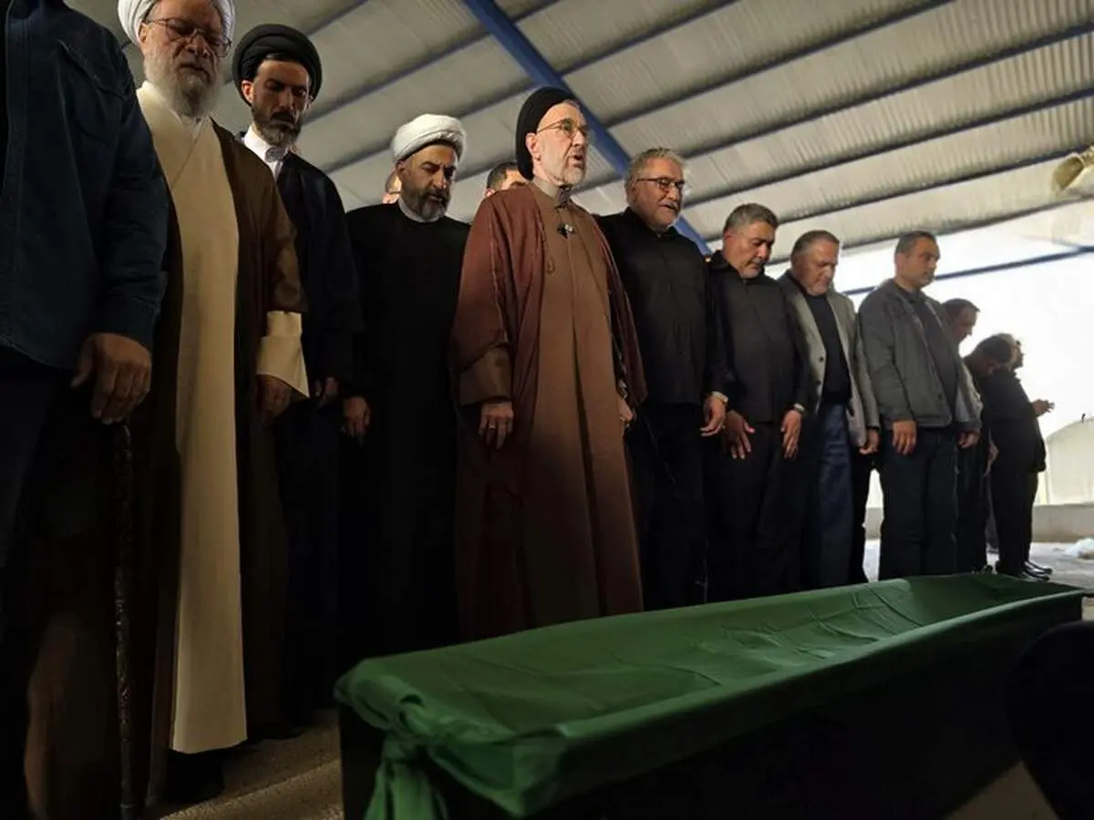 نماز میت خواندن سیدمحمد خاتمی بر پیکر خواهرش + عکس 