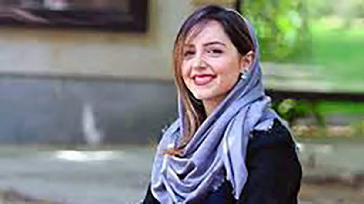 عکس جنجالی| استایل عجیب خانم بازیگر همه را شوکه کرد/ «نازنین بیاتی» مانتوی شیشهای پوشید!
