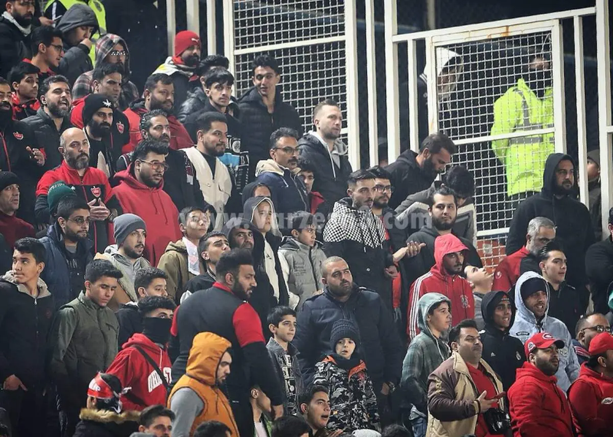 تصویر هوادار خبرساز پرسپولیس در تخت جمشید