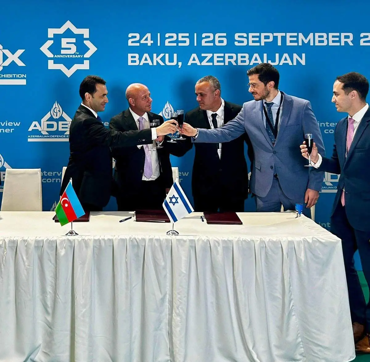 عکسی از خوش و بش نمایندگان باکو و تل آویو خبرساز شد + ببینید