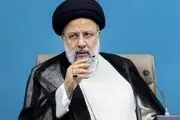 این کودک روی سقف ماشین رئیسی رفت| برخورد محافظان+ فیلم 