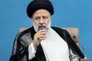 این کودک روی سقف ماشین رئیسی رفت| برخورد محافظان+ فیلم 