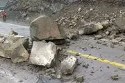 جزییات سقوط سنگ در جاده کندوان
