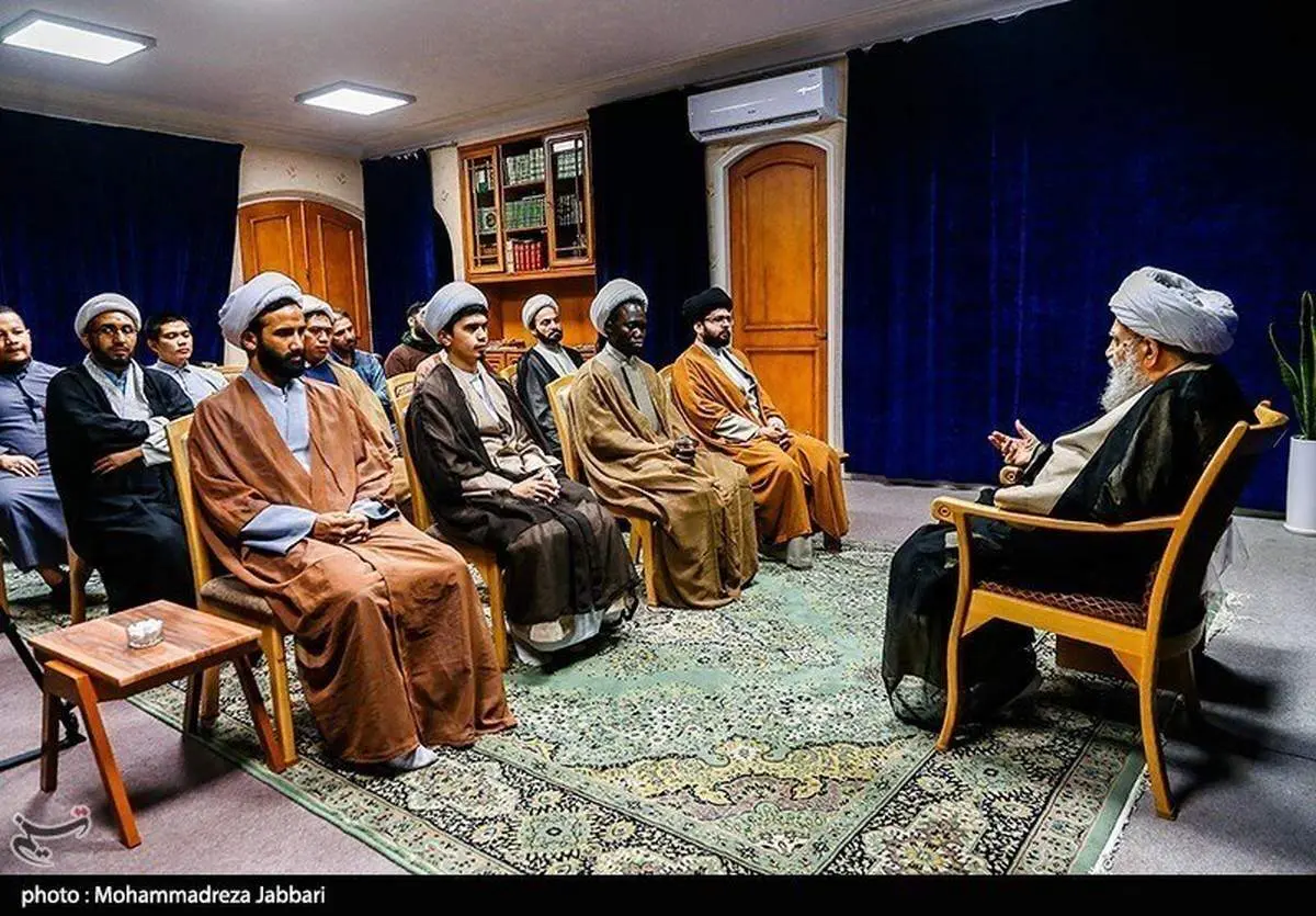 عمامه گذاری طلاب خارجی در قم+ ببینید