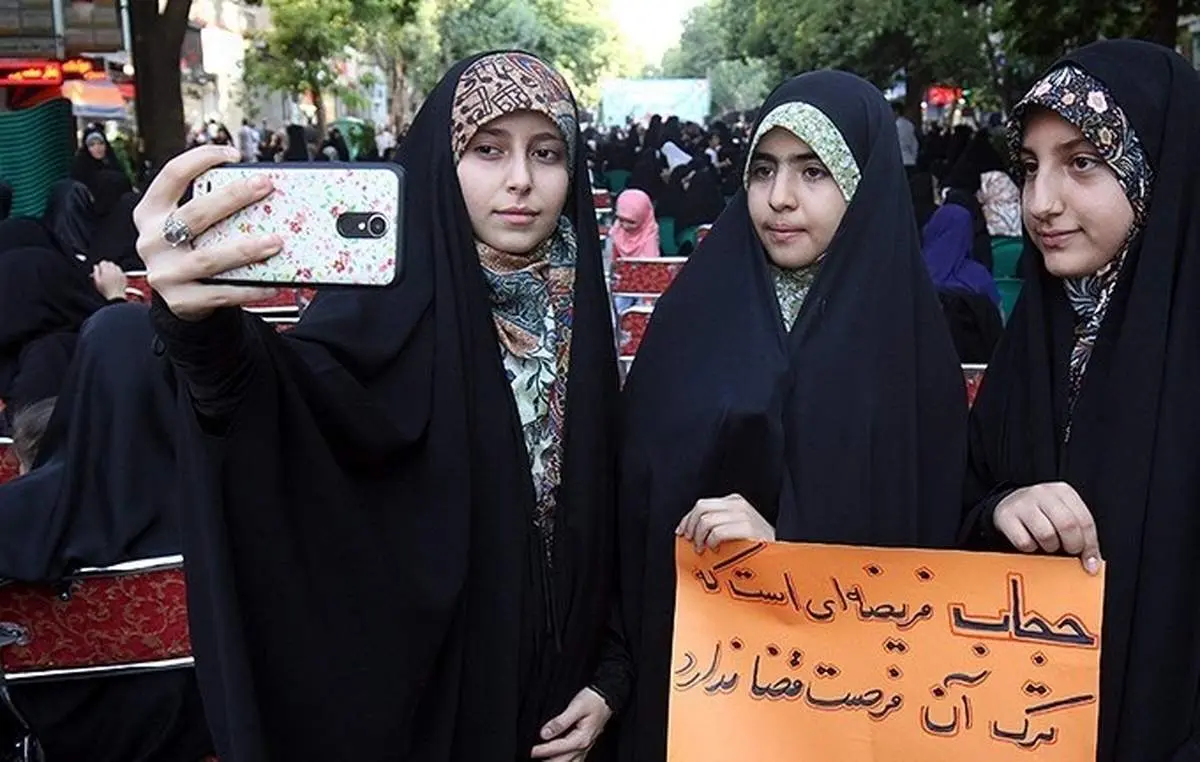 دشمن برای از بین بردن اسلام به دنبال برداشتن چادرها از سر بانوان است