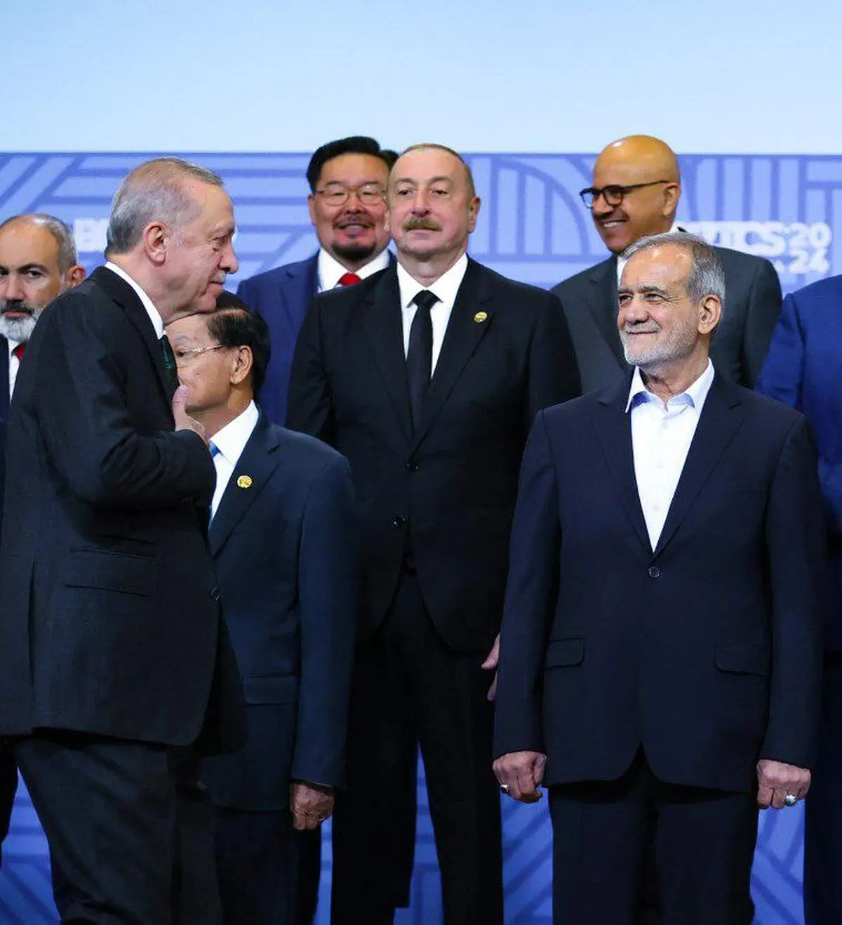ماجرای دست ندادن اردوغان به پزشکیان چه بود؟ 