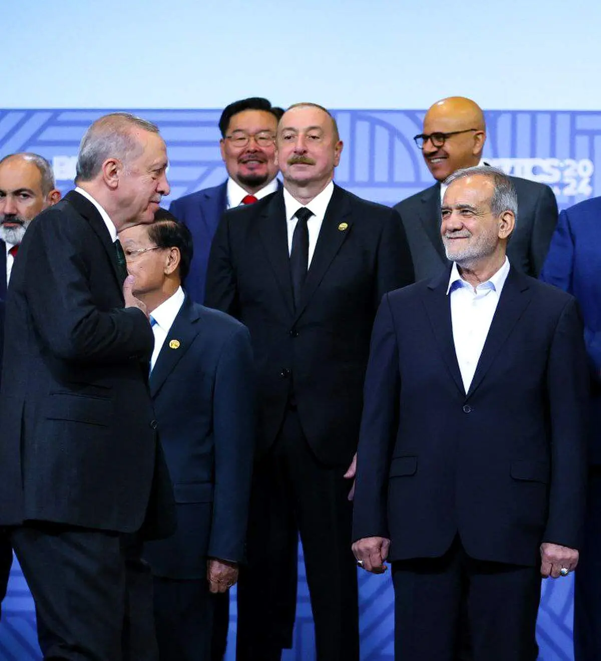 ماجرای دست ندادن اردوغان به پزشکیان چه بود؟ 