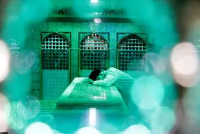 غبارروبی مضجع شریف امام رضا (ع) توسط رهبر معظم انقلاب