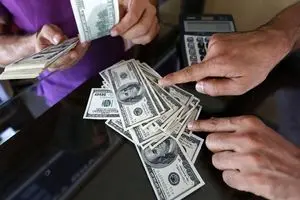 همتی به بازار ارز سیگنال فرستاد