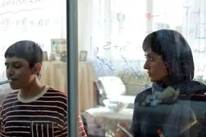کولاک پیمان معادی و پریناز ایزدیار در «زن و بچه»