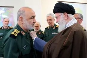 تصاویر معنادار از اعطای نشان فتح به دو فرمانده ارشد نظامی ایران + ببینید 