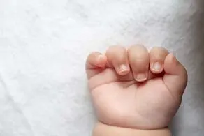 عکس العمل زیبای نوزاد ناشنوا 4 ماهه از شنیدن صدای مادرش برای اولین بار/ تصاویر