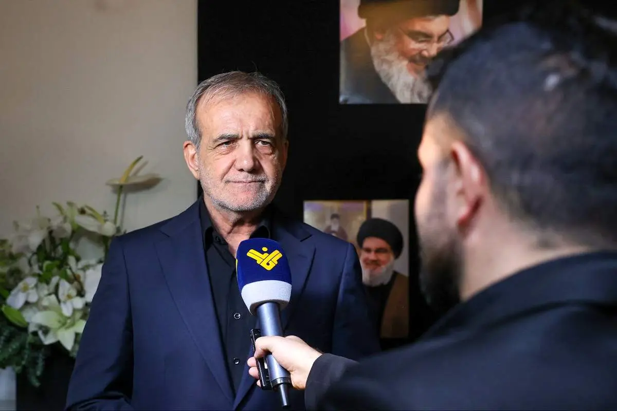 اگر مستکبرین تصور میکنند با ترور علم مبارزه بر زمین میماند، سخت در اشتباهند/ مستکبرین تروریستها را ناجی و انسانهای طرفدار مظلومین را تروریست معرفی میکنند
