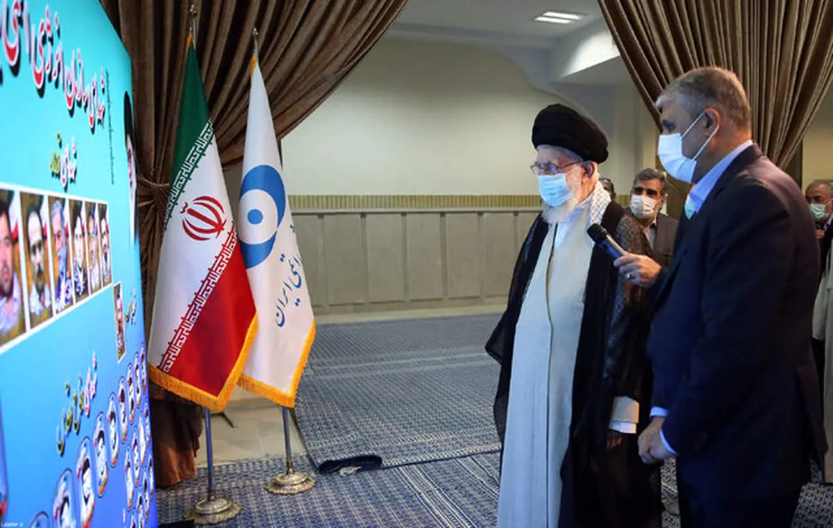 بازدید رهبر انقلاب از نمایشگاه دستاوردهای صنعت هستهای