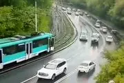 (ویدئو) وقوع حادثه مرگبار؛ پرتاب‌شدن مسافران یک تراموا به کف اتوبان